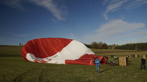 Sandra vor dem Heißluftballon, der gerade aufgeblasen wird